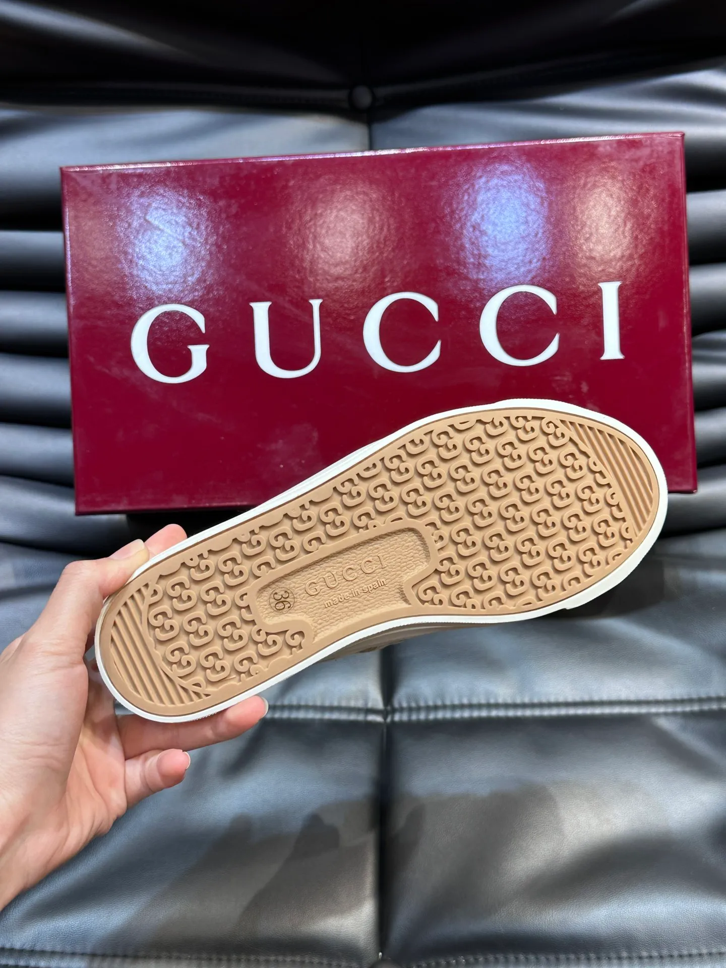 Men's shoes 💰p360 "GUUC*" Couple model 👫GG printed canvas sneakers, this sneaker is from the Gucci Lido series, and its design is inspired by the summer style and beach clubs of the Italian coast. The early autumn series reinterprets the brand's classic design elements and exquisite patterns from a modern perspective. These low-top sneakers are crafted from the brand's original fabric, the classic GG printed canvas, with a slightly distressed effect around the rubber sole. The GG pattern and logo are cleverly integrated into the sole, and the toe is embellished with an embossed Gucci logo. The towel insoles are decorated with brand logo leather labels, are light, comfortable and breathable for the feet, and come with a full set of original packaging! Size: Female 35-40 Male 38-45 (46 customized)